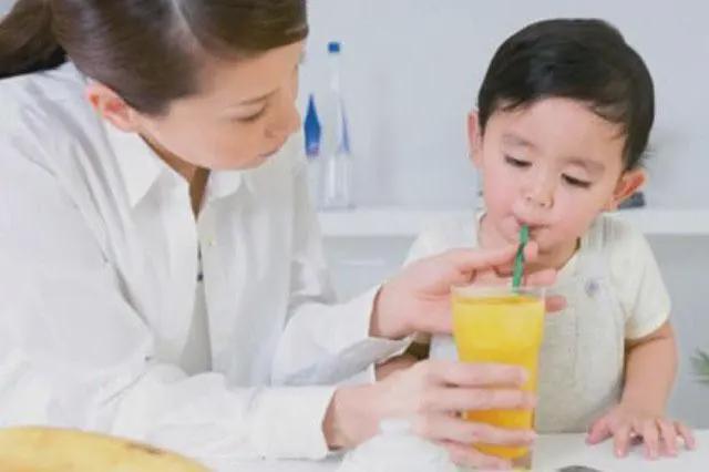 16岁男孩饮料当水喝被下病危通知书医生：儿童远离这3种饮料(图4)