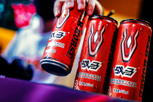 电竞饮料哪个更好？大学生组队开黑少不了战马(图1)