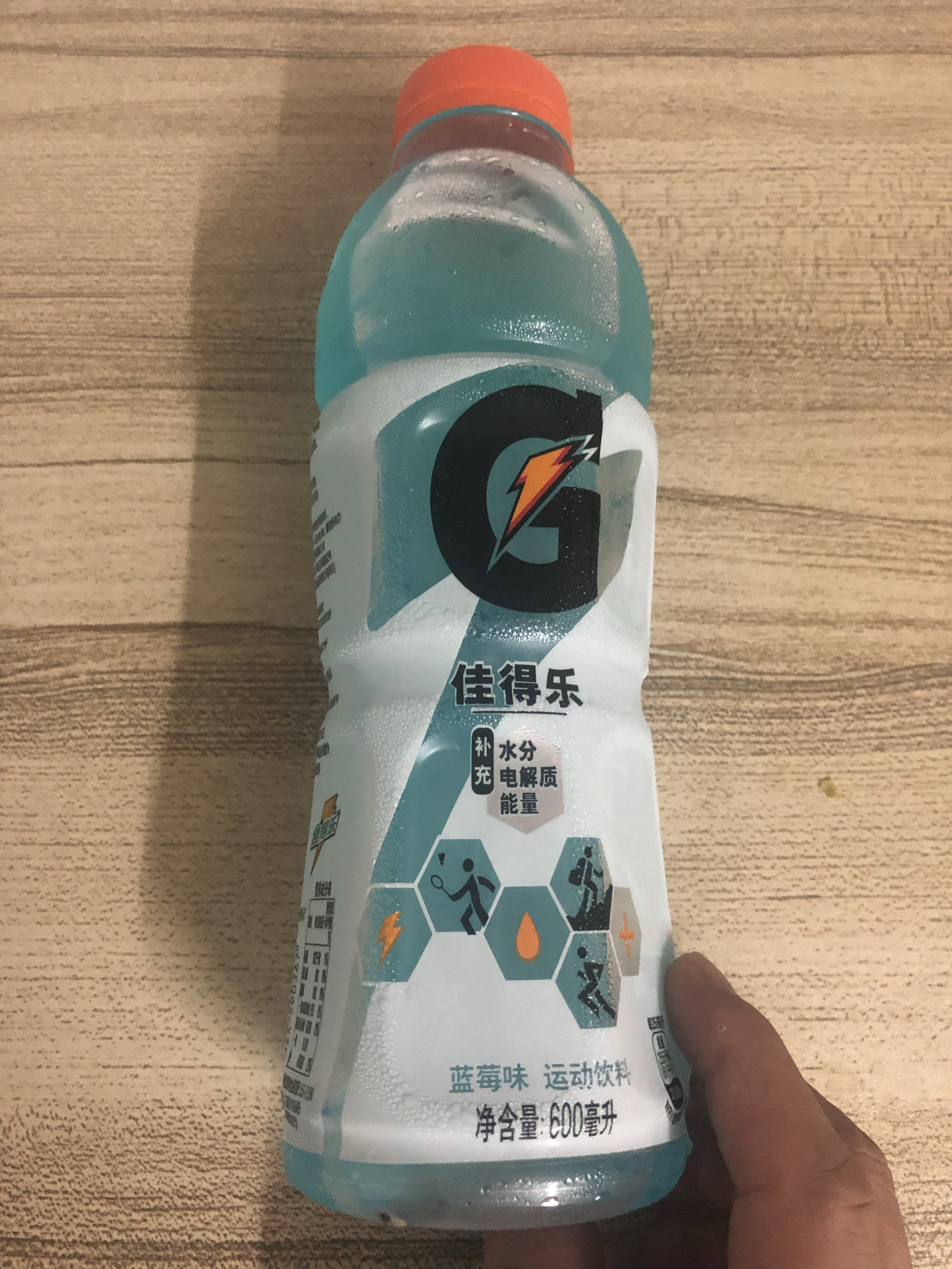 锻炼时补水运动饮料比白开水更好……是真是假？｜谣言终结站(图1)