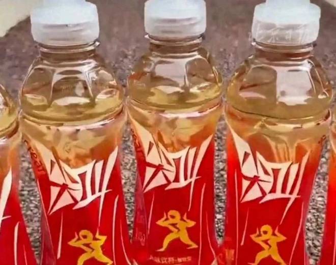 临期红色饮料在二手平台被炒至88元农夫山泉回应此事。(图1)