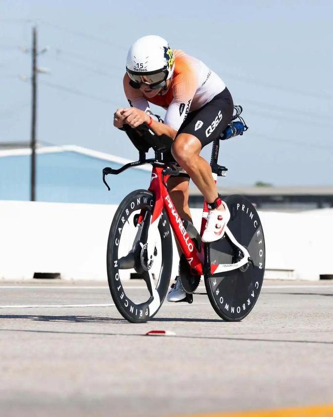 每小时超200克碳水摄入！他打破Ironman单车纪录后揭露惊人补给(图1)