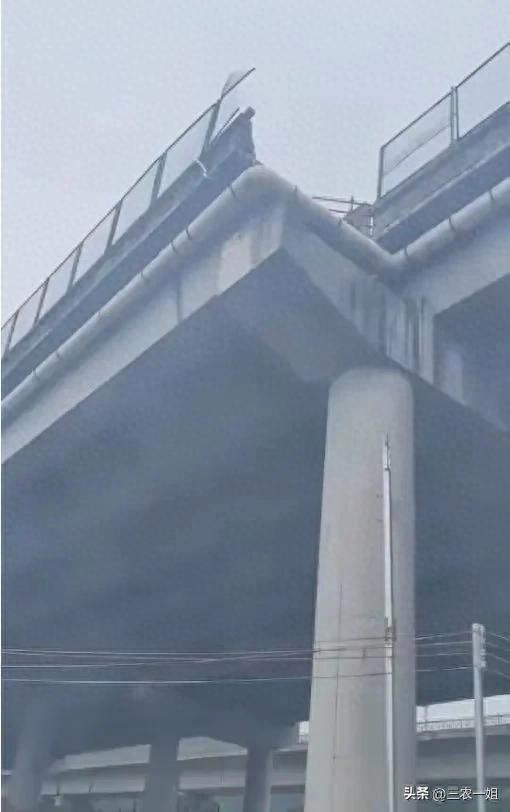 小车坠桥后续：超速冲破防撞沙桶和护栏致车上5人死亡官方回应(图1)