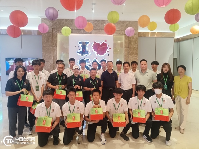 沈阳市台办看望台北流浪者足球队运动员 共话两岸青少年体育交流(图1)