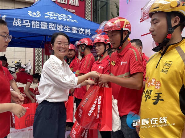 致敬高温下的奔跑者 长沙曹家坡社区与骑手共绘基层治理新图景(图3)
