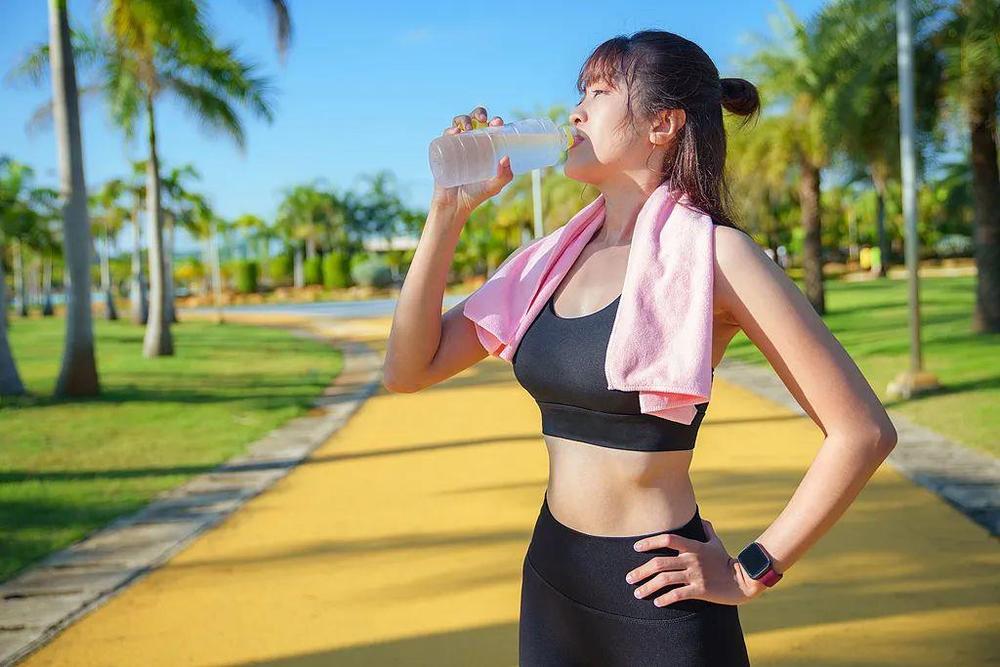 女子运动后立刻洗澡诱发“白肺” 高温天如何科学锻炼(图3)