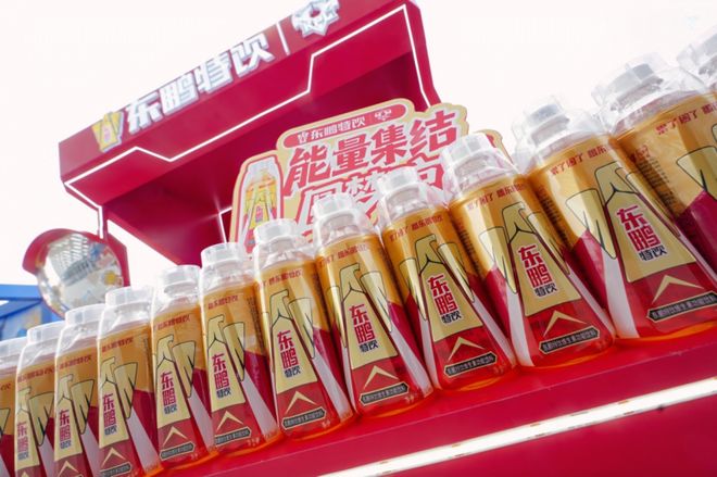 从功能饮料到国民能量：东鹏特饮如何“醒着拼”出中国品牌新高度(图2)