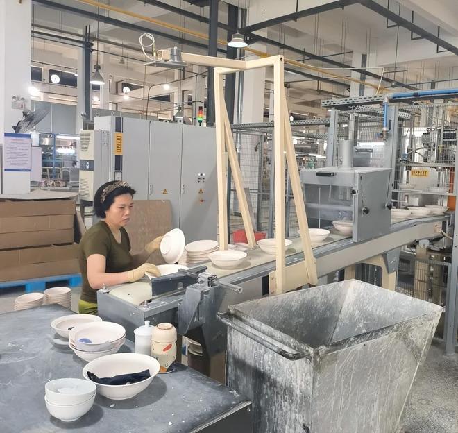 轻工脊梁·劳模系列每小时1500件、厚度02毫米、平均年龄45岁：她们以实干让瓷器生光(图2)