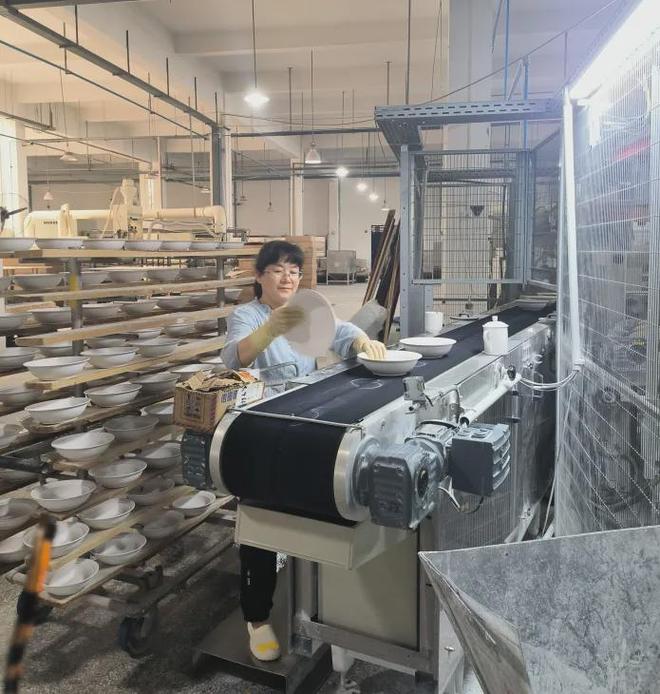 轻工脊梁·劳模系列每小时1500件、厚度02毫米、平均年龄45岁：她们以实干让瓷器生光(图3)