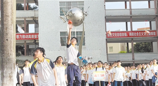 江门高考首日平稳顺利逐梦盛夏笔绘芳华(图1)