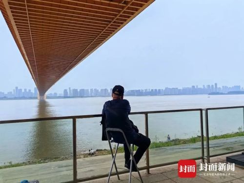 如何看待武汉一桥底成网红景点后被国企围起来搞经营项目导致市民打卡受限？(图1)