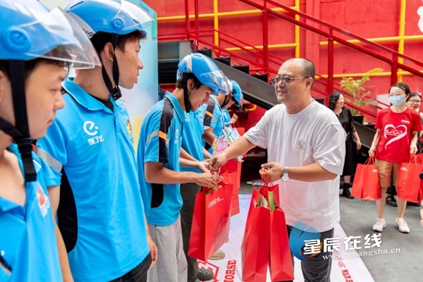 长沙启动“夏日续航 能量守护”关爱行动 为高温下的“奔跑者”送清凉(图1)