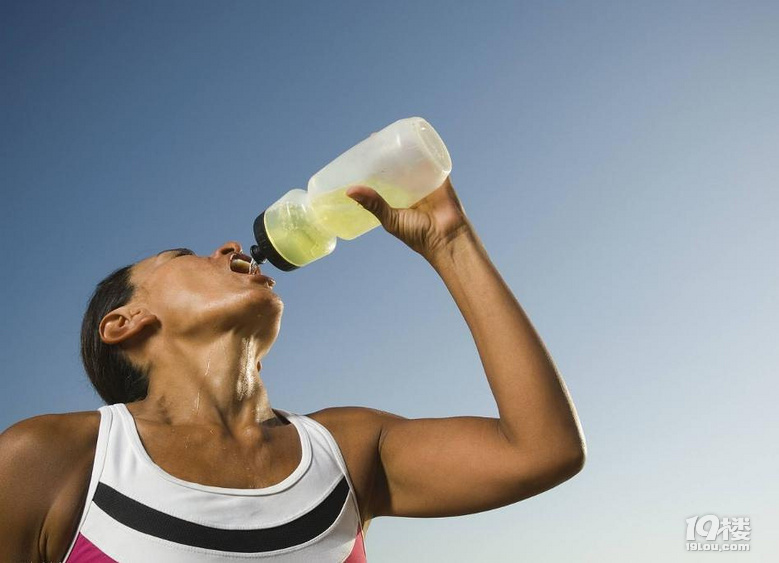 百亿茶饮料巨头分化：农夫山泉增长 康师傅下滑丨消费参考(图1)