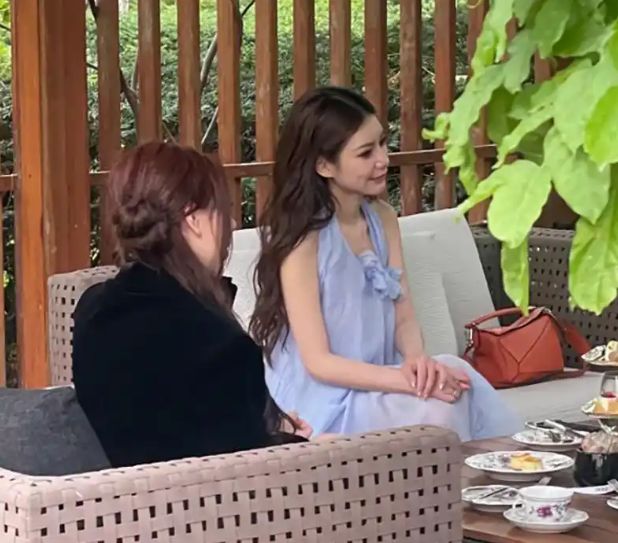 33岁马筱梅带小玥儿喝下午茶眼神慈爱又温柔这后妈当得好称职(图2)