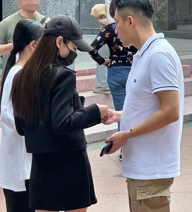 33岁马筱梅带小玥儿喝下午茶眼神慈爱又温柔这后妈当得好称职(图5)