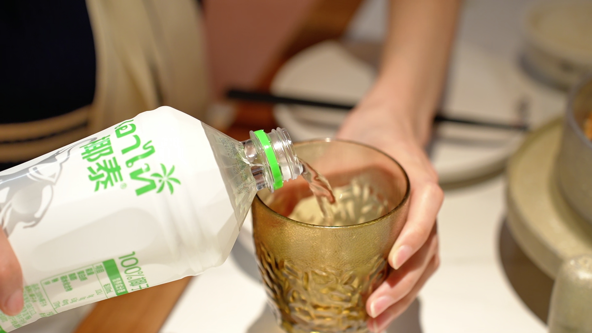 饮品圈解读：当代年轻人都在喝什么？椰泰椰子水走红(图1)