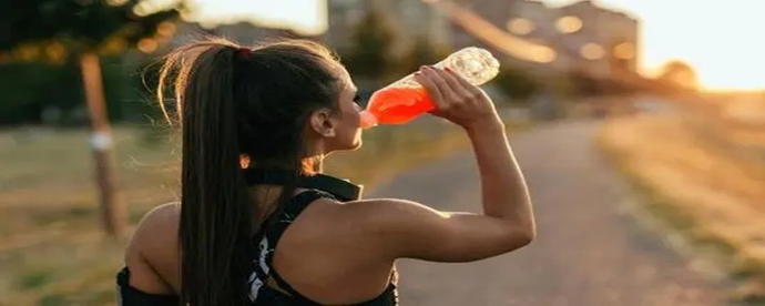 东鹏特饮：千亿功能饮料赛道藏着年轻人的“续命”刚需(图1)