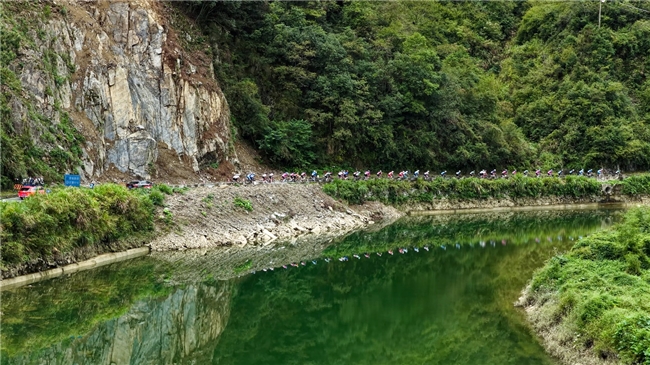 2025“犀旺杯”环黄山国际公路自行车：西班牙车队选手获第二赛段冠军(图2)