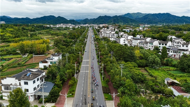 2025“犀旺杯”环黄山国际公路自行车：西班牙车队选手获第二赛段冠军(图11)