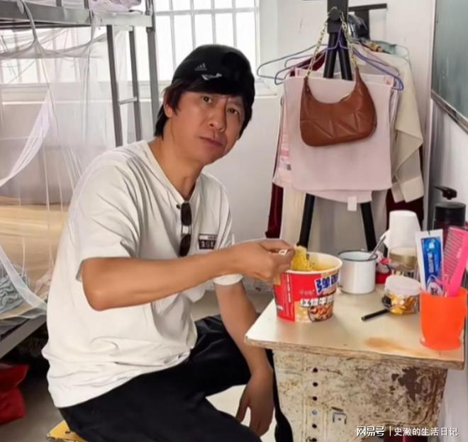 解晓东生活揭秘：豪宅养老院12元饮料春晚常客现状如何？(图2)