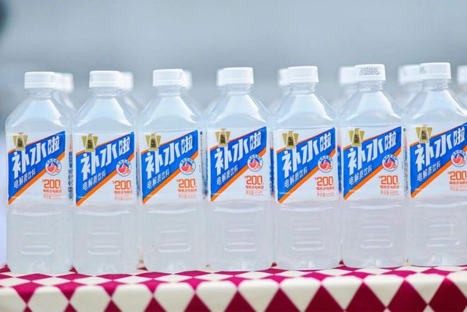 拼产品、拼渠道、拼生态：东鹏饮料饮料赛道上的“拼命三郎”(图2)