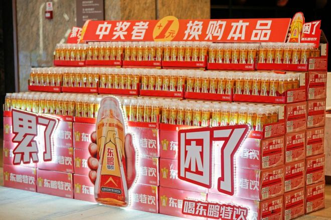 拼产品、拼渠道、拼生态：东鹏饮料饮料赛道上的“拼命三郎”(图1)