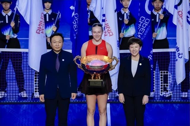 2025中网女单新王诞生 昆仑山矿泉水全程见证巅峰时刻(图1)