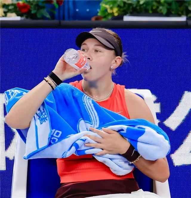 2025中网女单新王诞生 昆仑山矿泉水全程见证巅峰时刻(图3)