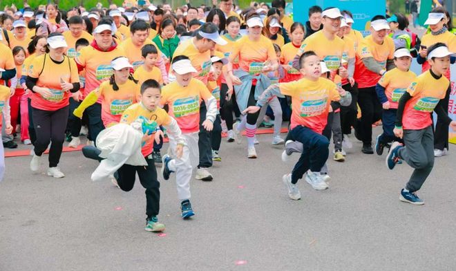 校长领跑、四百组家庭参与首都教育系统首届亲子欢乐跑活动开跑(图1)