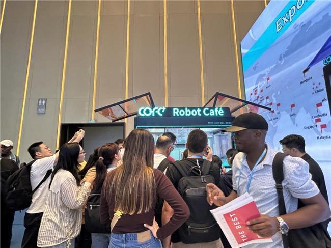 全球排名第一的第6代咖啡机器人cofe+登陆广交会(图1)