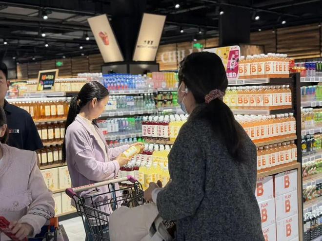 线上爆卖线下横扫！康师傅维生素果汁饮料爆火出圈(图1)