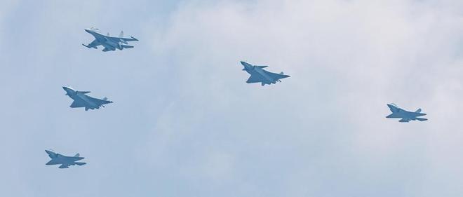 中国93大阅兵后劲太大法军将领感慨：中国将成为世界领袖？(图2)