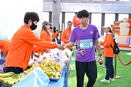 宁夏银川市金凤区300名职工参加垂直登高跑活动(图2)