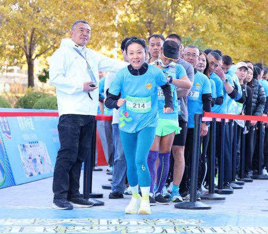 宁夏银川市金凤区300名职工参加垂直登高跑活动(图1)