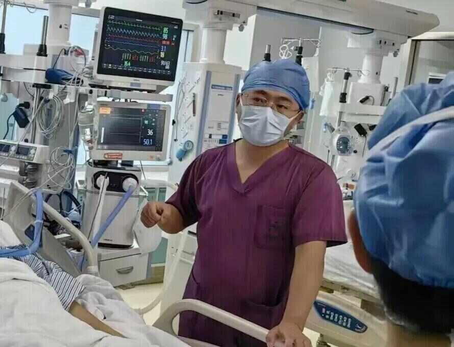 为提神连续喝6瓶功能饮料36岁外卖员急性咖啡因中毒被送进ICU入院时意识丧失、全身肌肉抽搐！医生提醒→(图2)