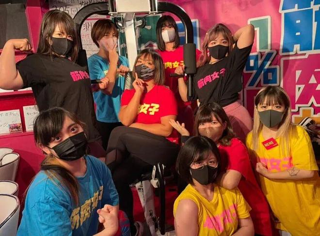 日本肌肉女酒吧：全女服务生但都超壮！徒手碎橙子、公主抱顾客太猛了(图3)