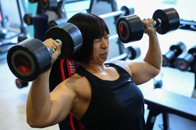 日本肌肉女酒吧：全女服务生但都超壮！徒手碎橙子、公主抱顾客太猛了(图4)