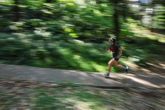 日本肌肉女酒吧：全女服务生但都超壮！徒手碎橙子、公主抱顾客太猛了(图9)