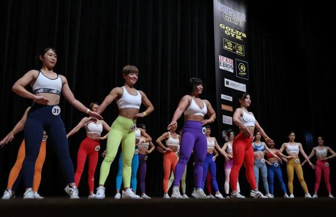 日本肌肉女酒吧：全女服务生但都超壮！徒手碎橙子、公主抱顾客太猛了(图13)