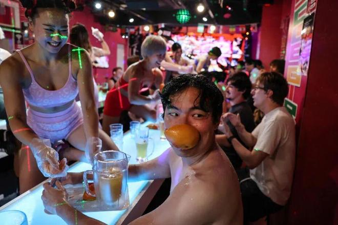 日本肌肉女酒吧：全女服务生但都超壮！徒手碎橙子、太猛了(图2)