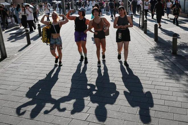 日本肌肉女酒吧：全女服务生但都超壮！徒手碎橙子、太猛了(图11)