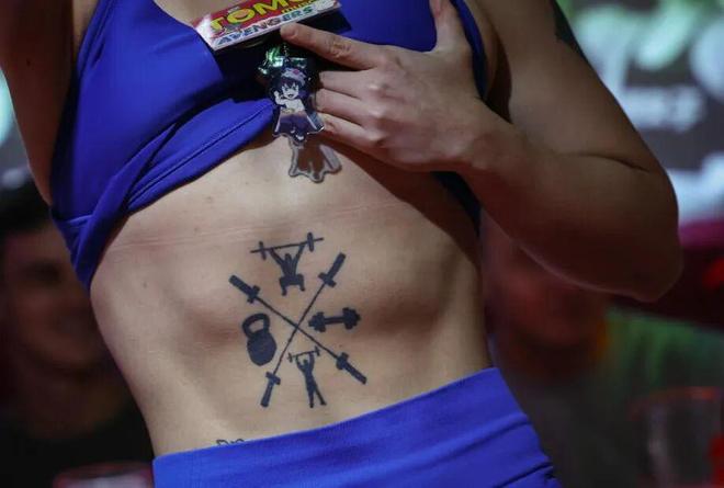 日本肌肉女酒吧：全女服务生但都超壮！徒手碎橙子、太猛了(图10)