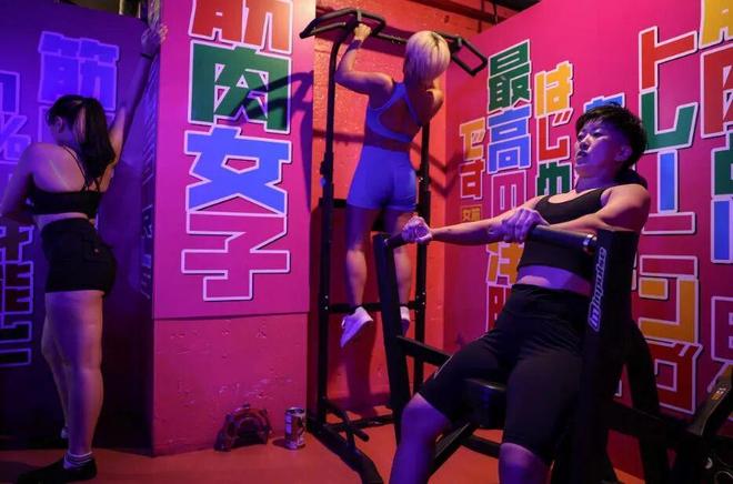 日本肌肉女酒吧：全女服务生但都超壮！徒手碎橙子、太猛了(图7)