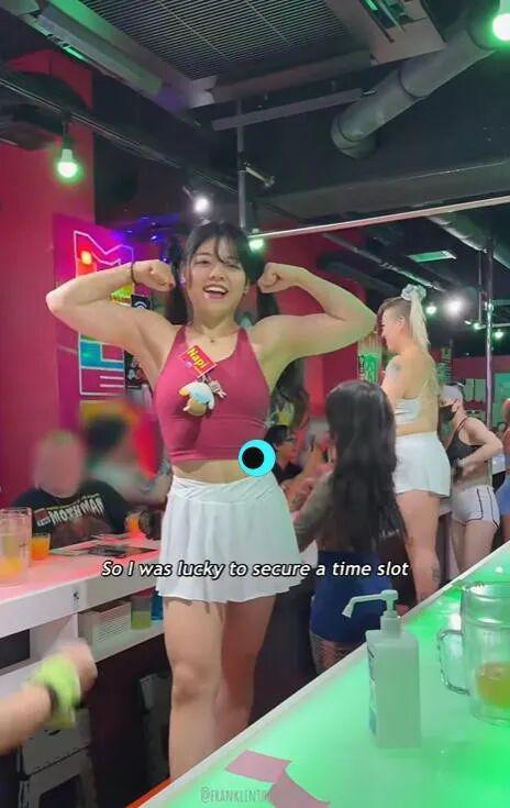 日本肌肉女酒吧：全女服务生但都超壮！徒手碎橙子、太猛了(图8)