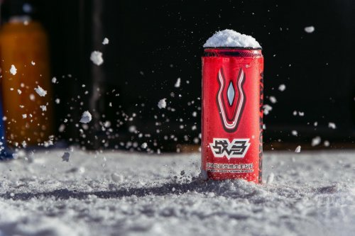 从雪道到能量补给热门能量饮料战马解锁自由与续航的探索(图2)