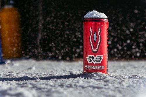 冬日运动中的年轻身影热门运动饮料助力每一份坚持(图1)