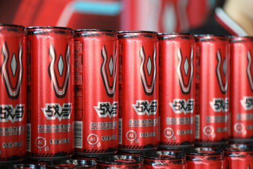 冬日运动中的年轻身影热门运动饮料助力每一份坚持(图2)